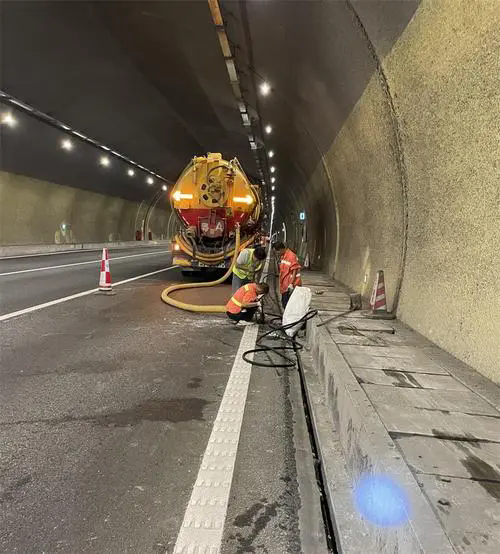 米林隧道排水渠清淤